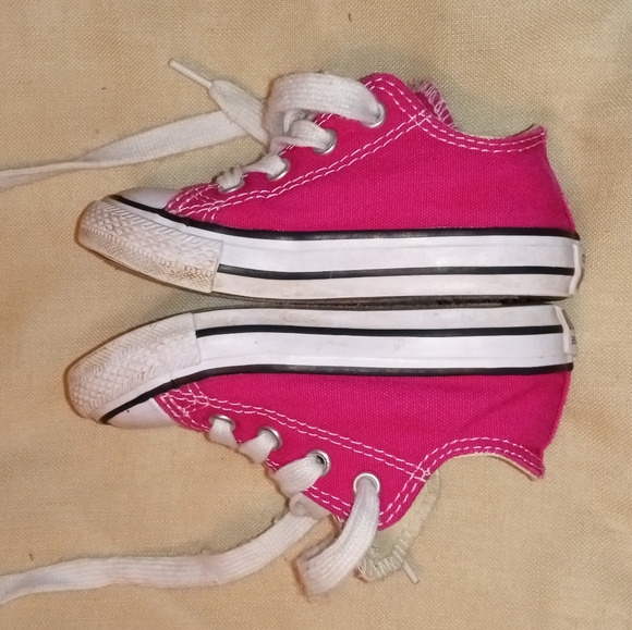 Hot pink toddler chucks - Picture 6 of 7